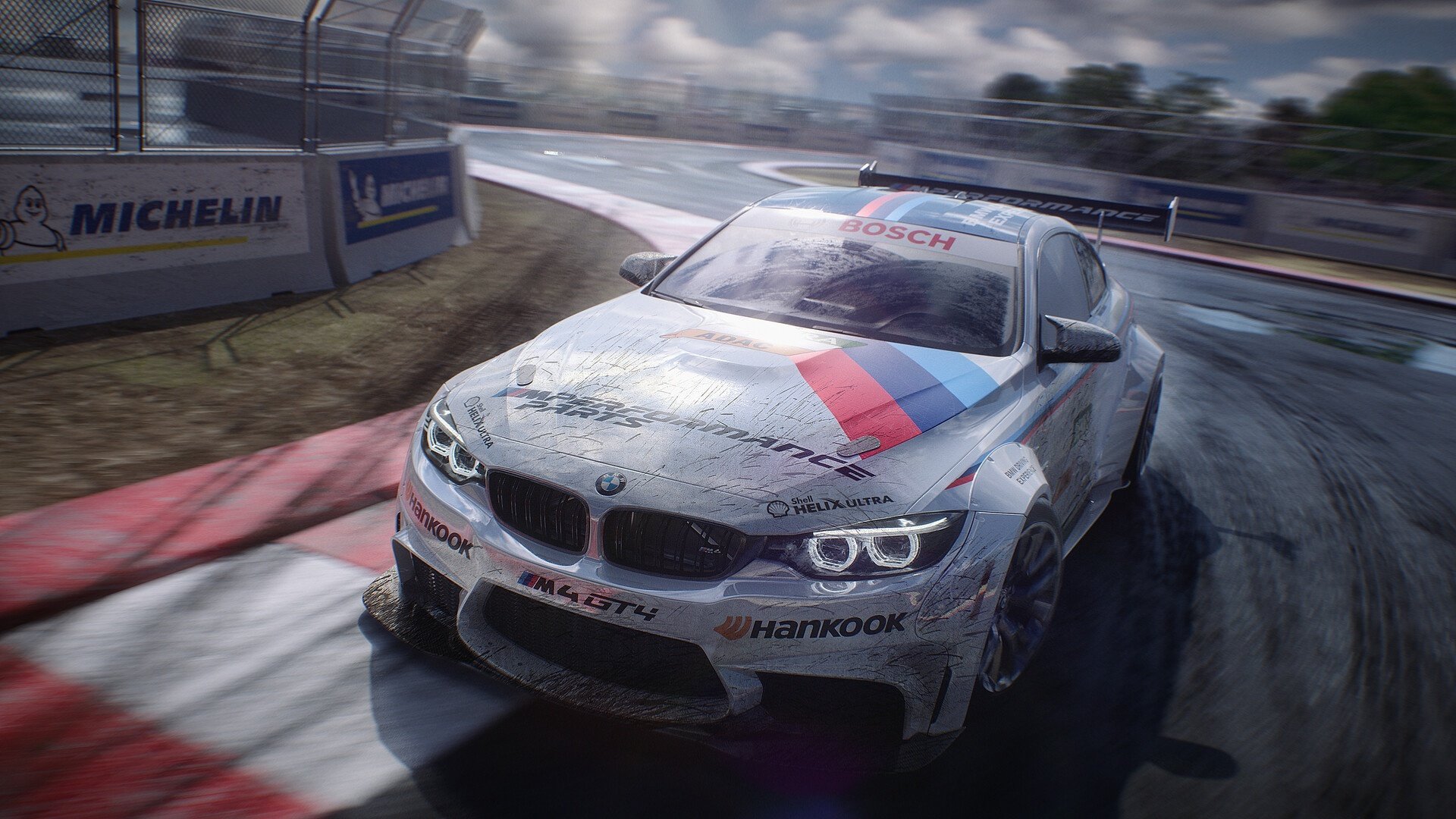 轰鸣赛道与无声绿茵，属于劳塔罗的双重舞台